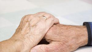 възрастна двойка ръце