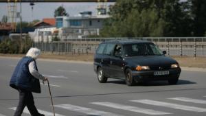 пешеходци пешеходна пътека