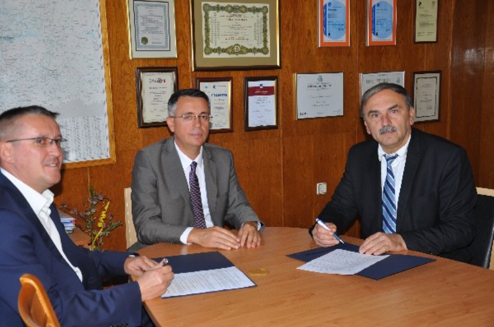Подписите си под договора положиха директорът на  ОЧБ Раид Идриз и ректорът на Техническия университет в Габрово Райчо Иларионов.