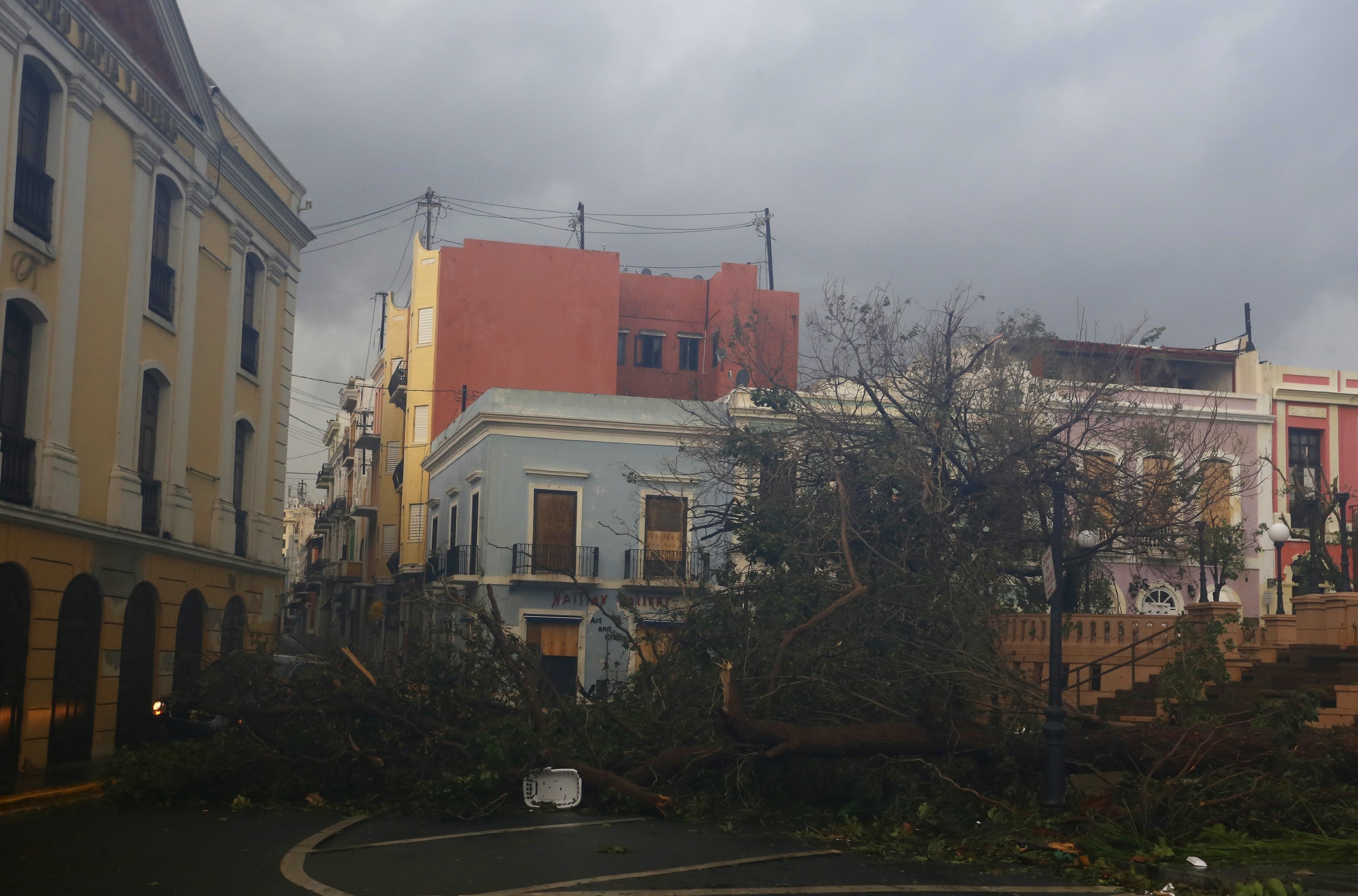 Улиците на историческия стар град в столицата Сан Хуан бяха засипани с отломки от балкони, външни тела на климатици, съборени улични лампи, паднали електрически стълбове, мъртви птици и изкоренени дървета