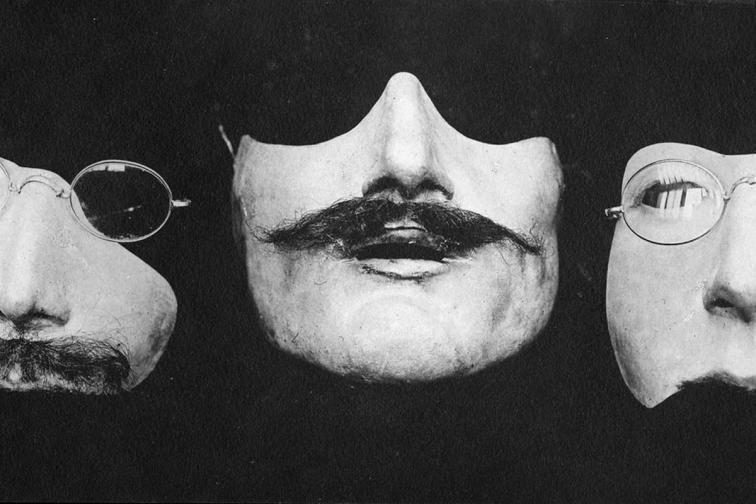 Ето по този начин са изглеждали маските, носени от обезобразените от войната военни. Тези на фотосите са от 1918 година и са дело на Ана Коулман, която ги е правела за френски бойци. 
