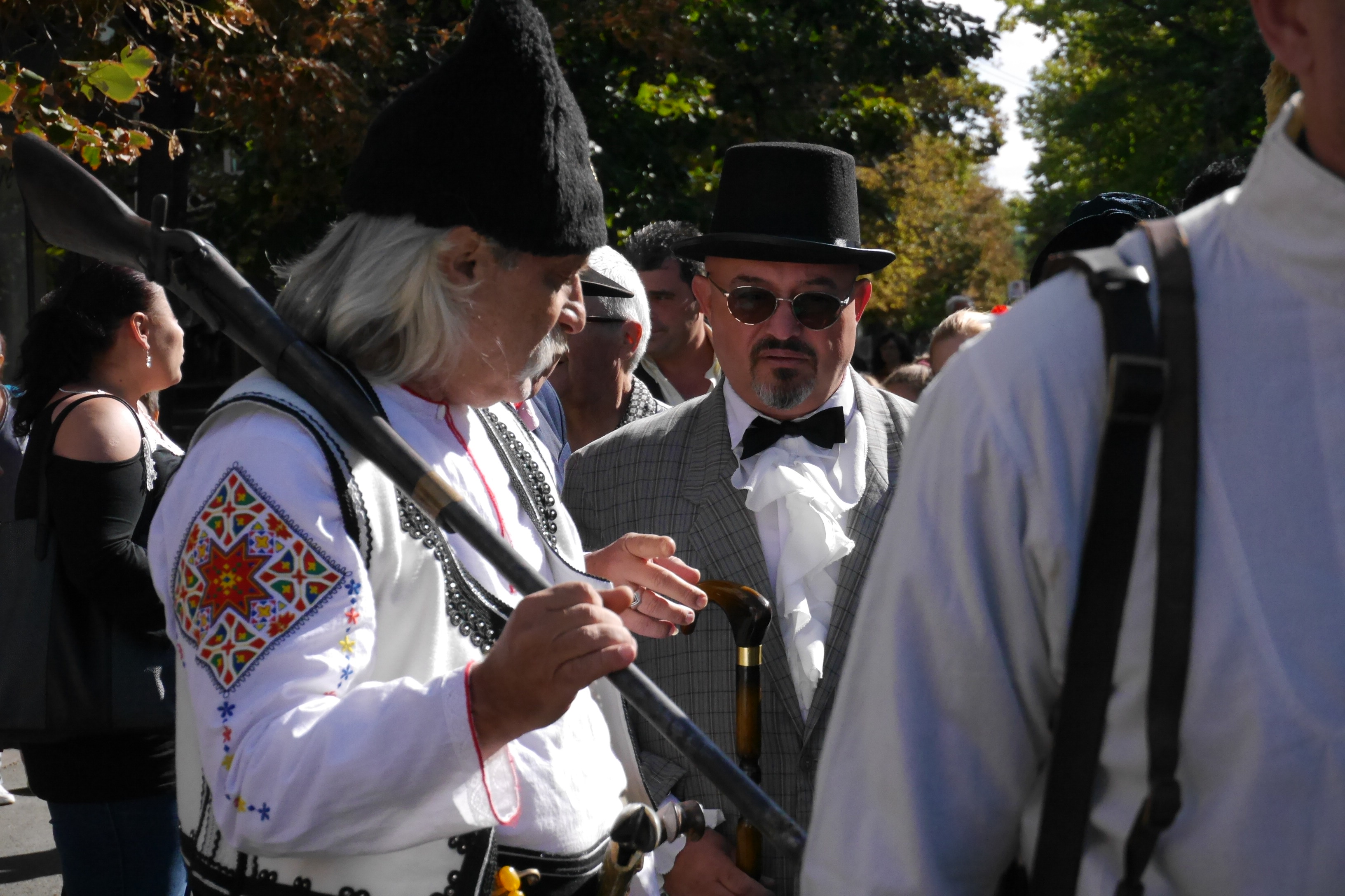 Всички участници бяха облечени по "последна" градска мода