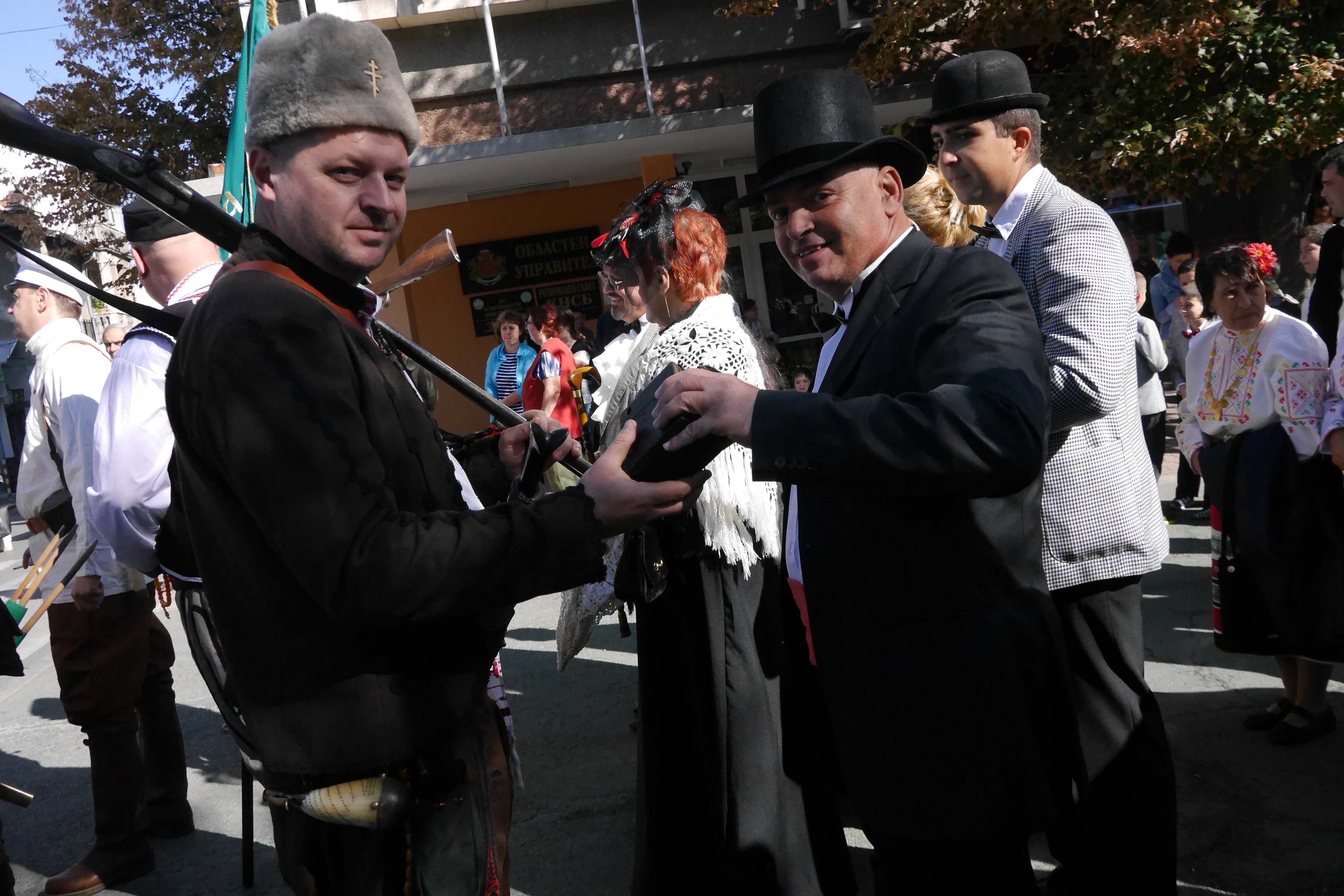 Всички участници бяха облечени по "последна" градска мода