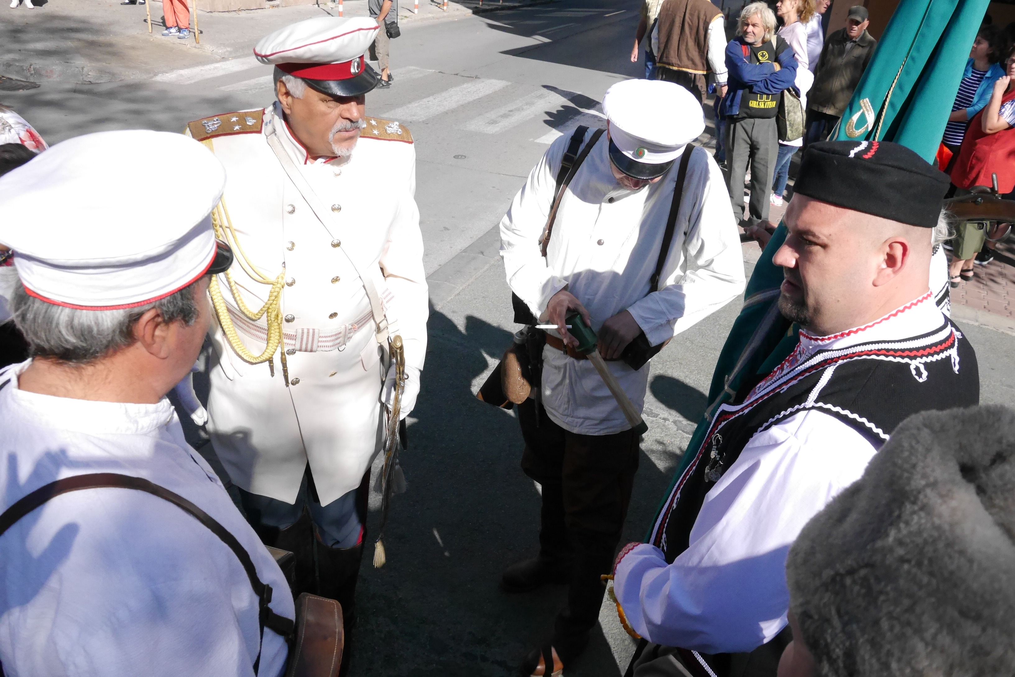 Всички участници бяха облечени по "последна" градска мода