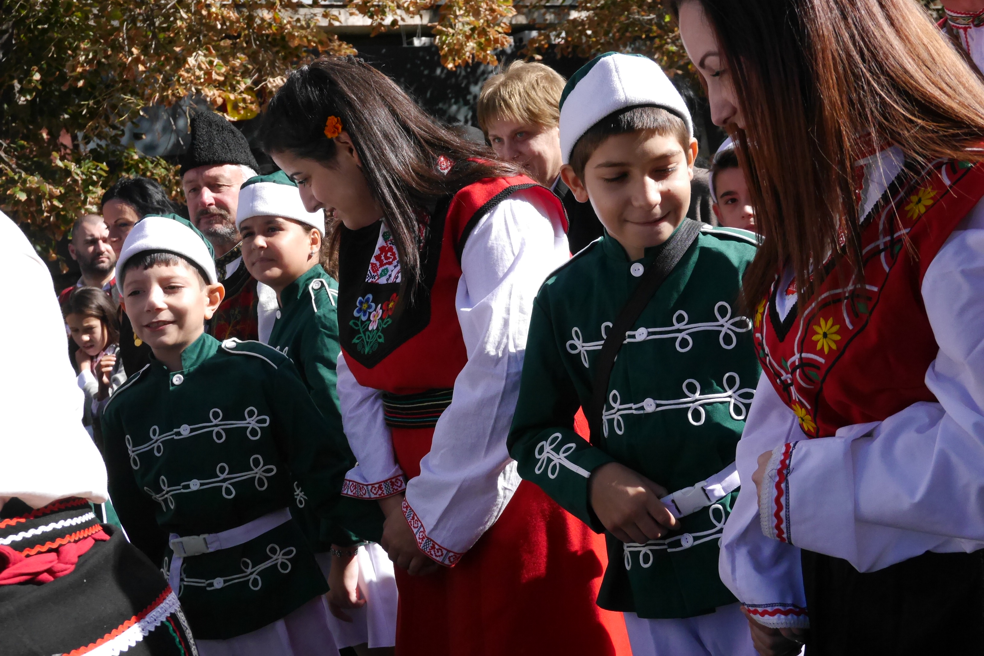 Всички участници бяха облечени по "последна" градска мода