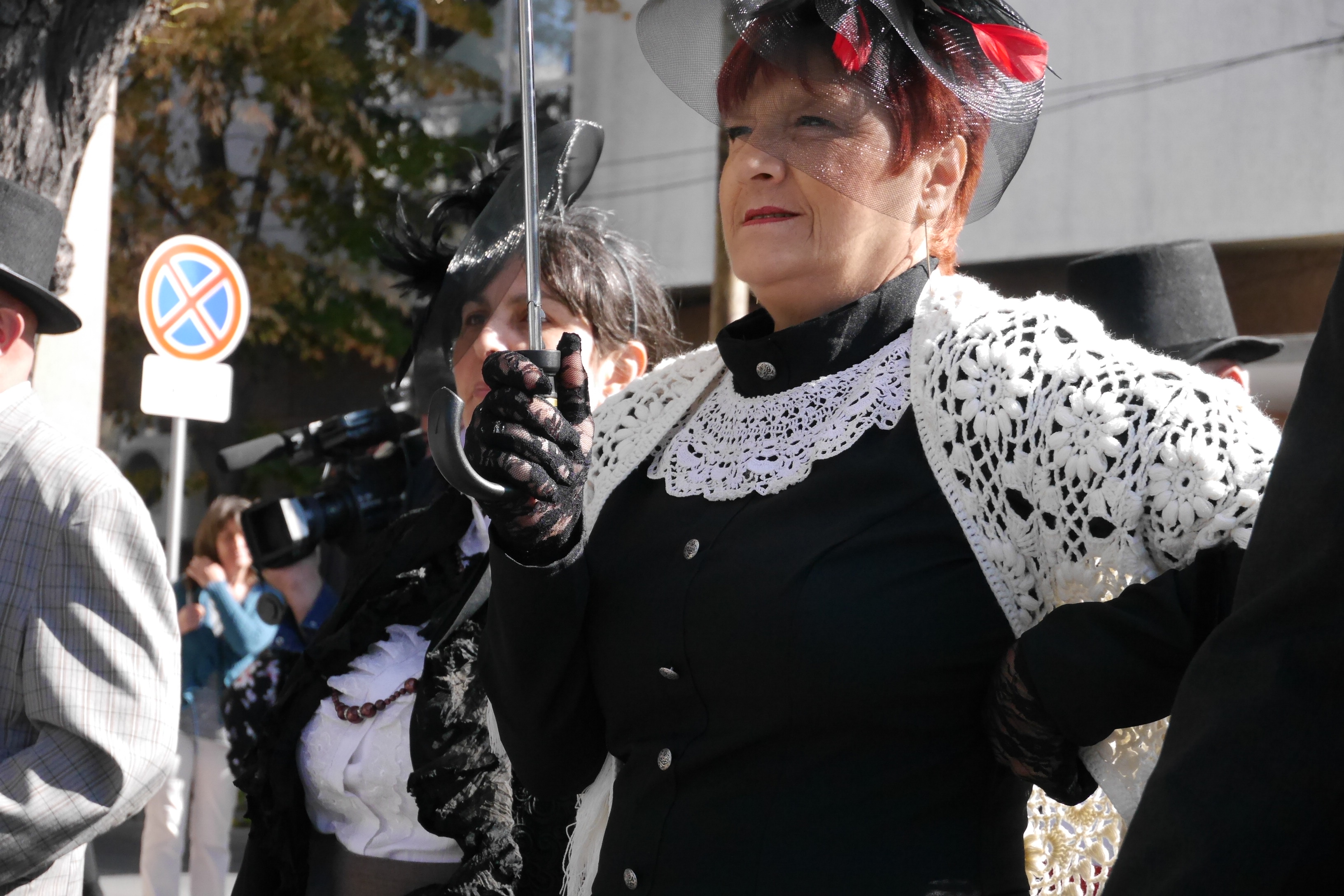 Всички участници бяха облечени по "последна" градска мода