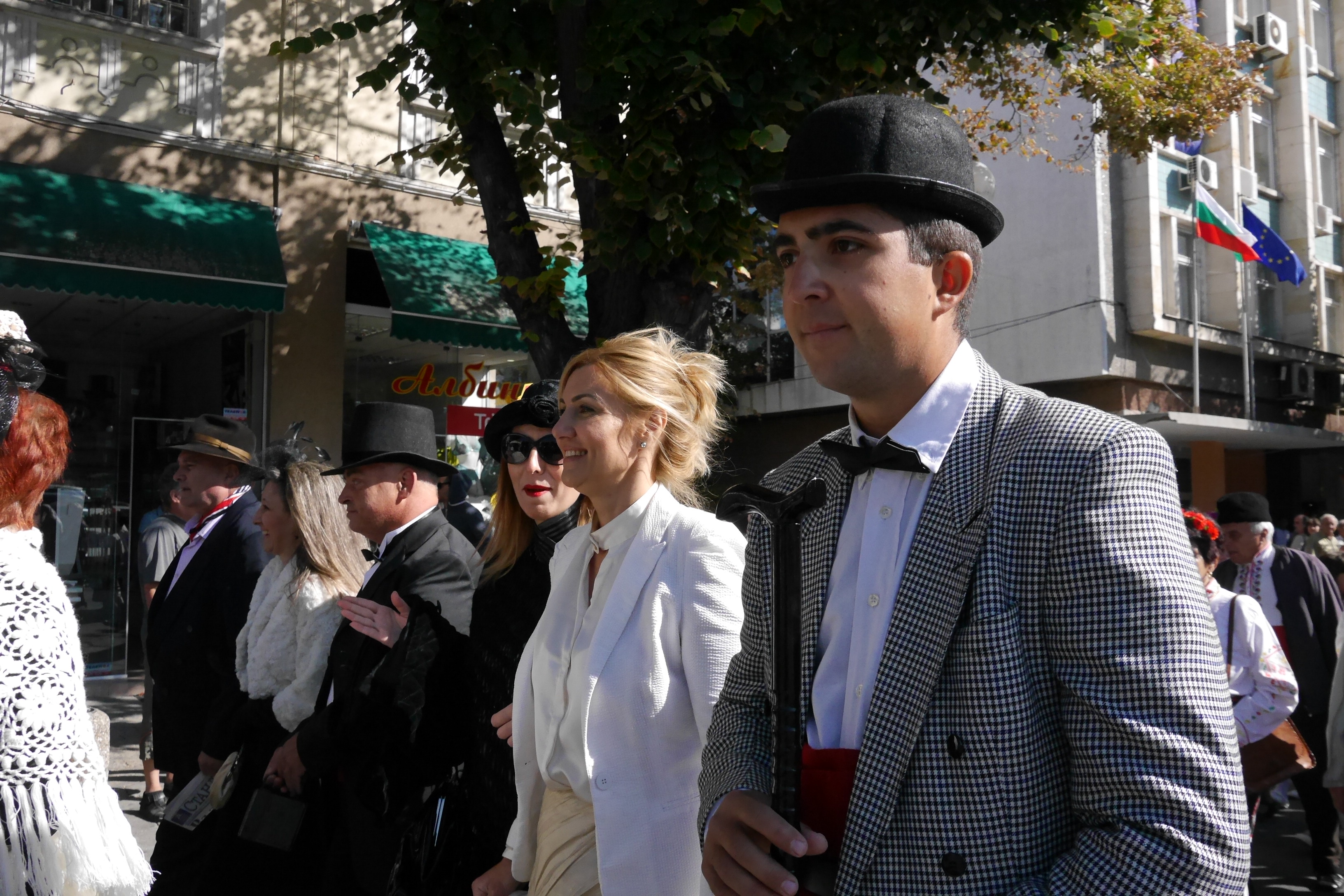 Всички участници бяха облечени по "последна" градска мода