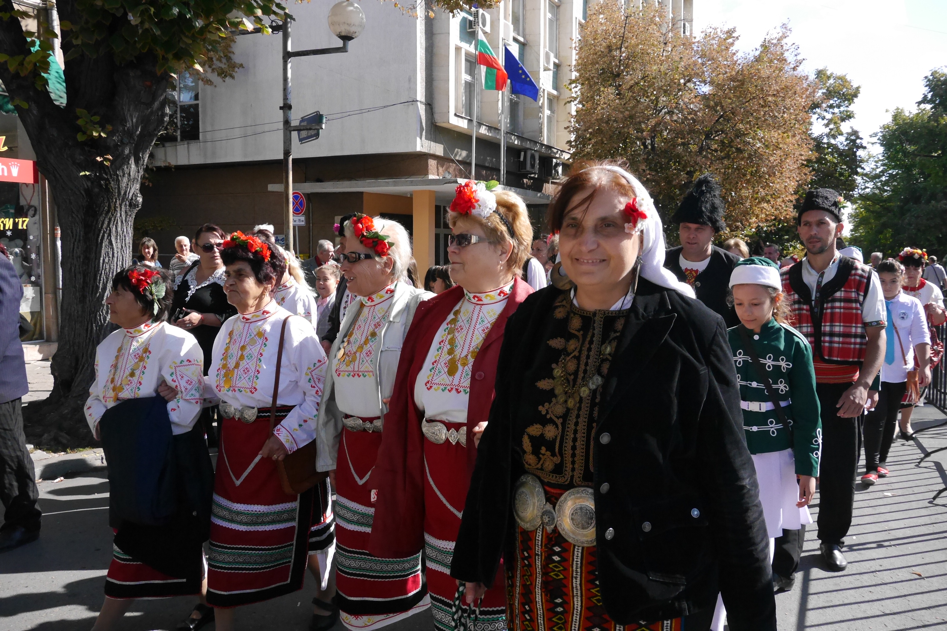 Всички участници бяха облечени по "последна" градска мода