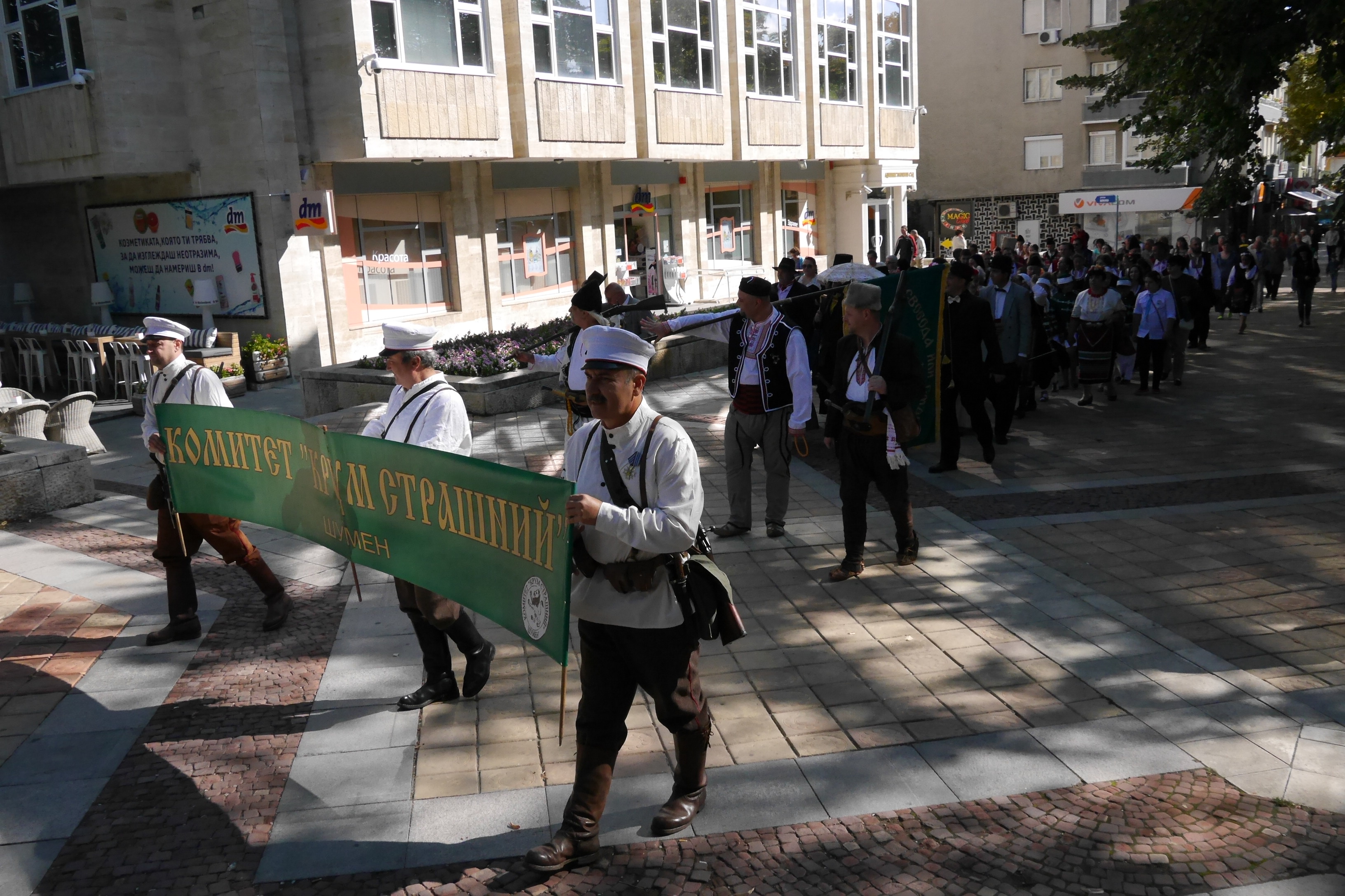 Всички участници бяха облечени по "последна" градска мода