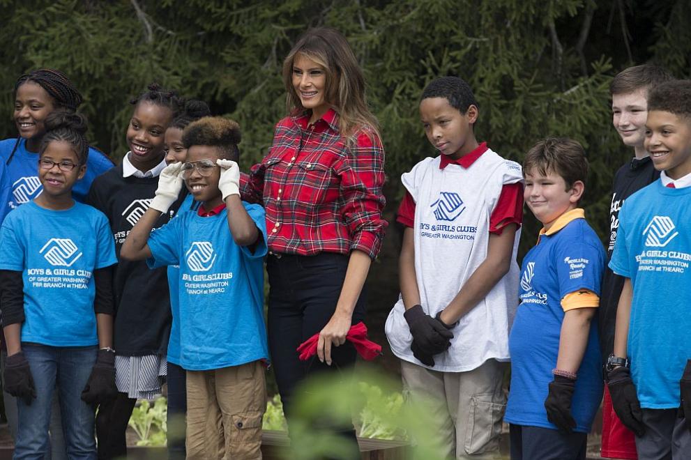  Мелания Тръмп бере зеленчуци в градината на Белия дом 