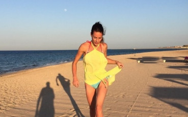 Чаровна волейболистка пленява с дълги крака и секси фигура