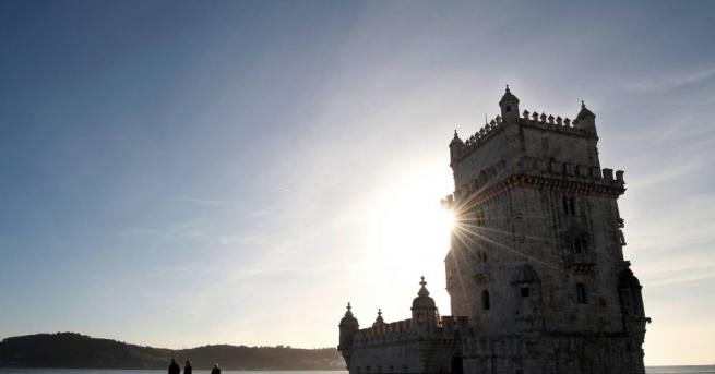 Изправени на един крак с вдигнати ръце към небето и