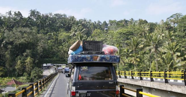 Над 14 000 души напуснаха домовете си след като индонезийските