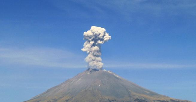Вулканът Попокатепетъл избълва облак пара и пепел на около два
