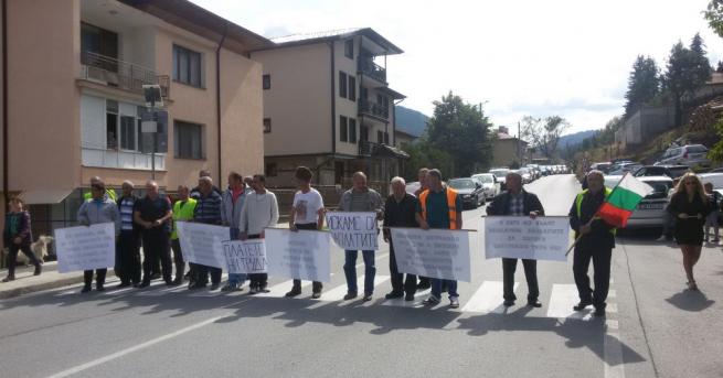 Работници с неразплатени заплати за близо 700 000 лв. блокираха