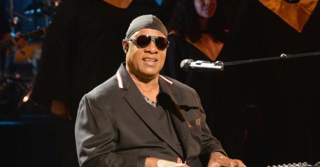 Легендата на соул музиката Стиви Уондър коленичи пред публиката на