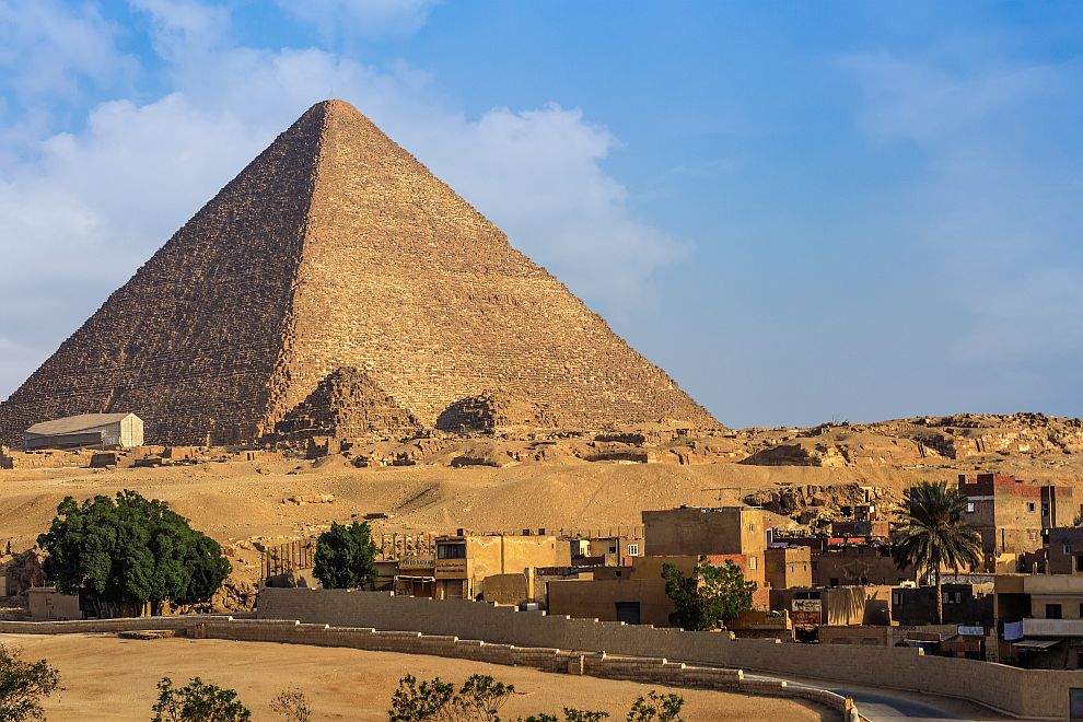 През 2017 година учени откриха скрита камера в Голямата пирамида в Гиза. Това е първото подобно откритие в пирамидата от 19-и век. Откритото 30-метрово празно пространство е над Голямата галерия в пирамидата и има подобно сечение. Предназначението му е неясно и не е известно дали е имало някаква функция.