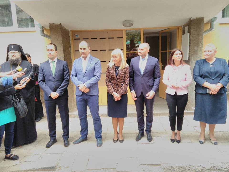 Цветан Цветанов бе сред официалните гости при откриването на 20-тия саниран жилищен блок във Враца.