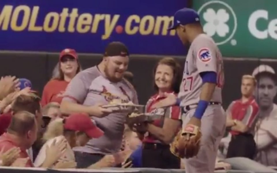 Бейзболист сервира храна на фен по време на мач