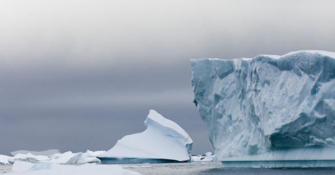 Огромен антарктически айсберг навлезе в открити води след като няколко