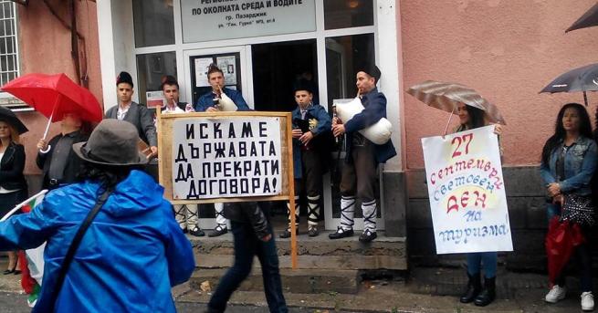 Родопчани излязоха на мирен протест днес пред сградата на РИОСВ