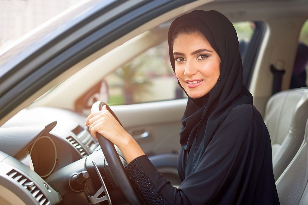 Саудитска Арабия ще разреши на жените да шофират