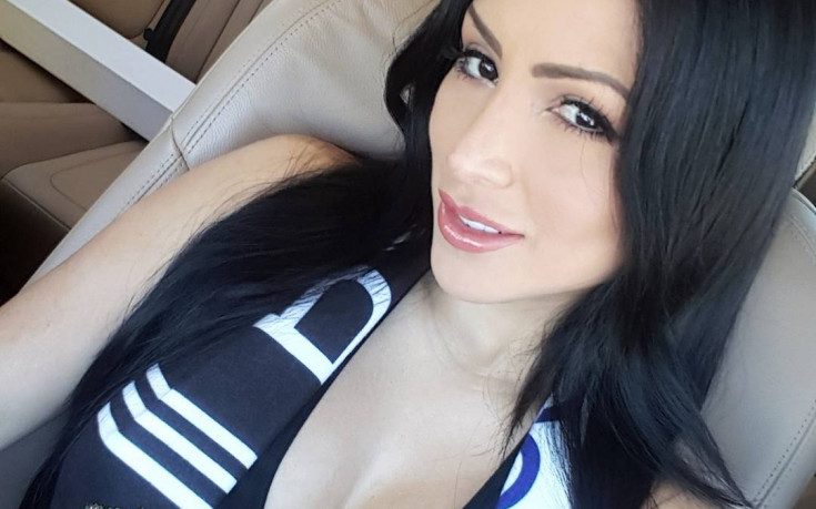 Изкусителна фенка на Реал се кефи на успеха над Дортмунд