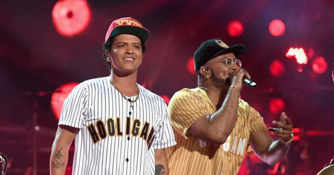 Певецът Бруно Марс обяви че стипендията която отпуска в подкрепа