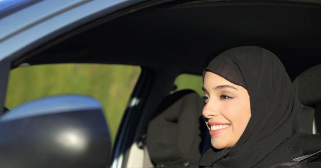 Саудитска Арабия променя имиджа Жените сядат зад волана Саудитска Арабия