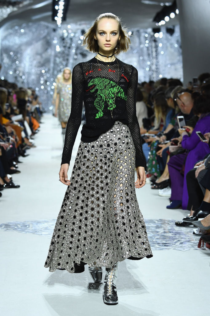 В музея „Роден“ в Париж бе представена пролетно-лятната колекция за 2018 година на модна къща Dior. На ревюто присъстваха редица модни икони - Наталия Водянова, Карли Клос, Бианка Брандолини Д"Ада, Емили Ратайковски, Ева Херцигова.