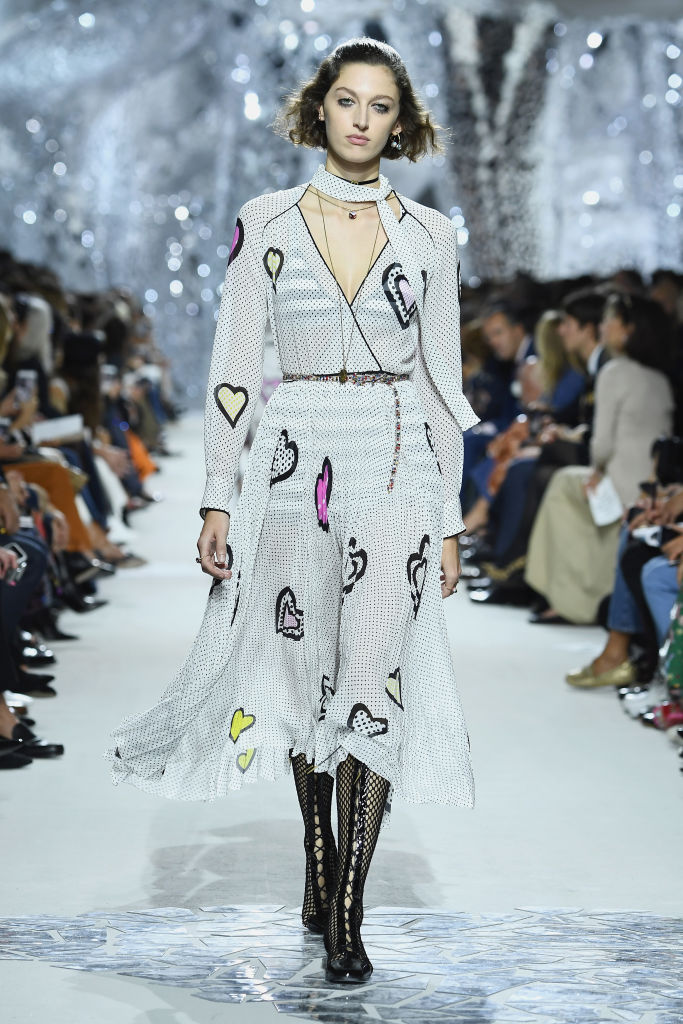 В музея „Роден“ в Париж бе представена пролетно-лятната колекция за 2018 година на модна къща Dior. На ревюто присъстваха редица модни икони - Наталия Водянова, Карли Клос, Бианка Брандолини Д"Ада, Емили Ратайковски, Ева Херцигова.