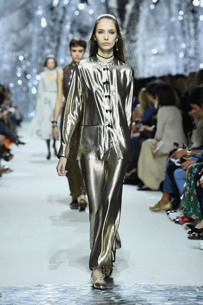 В музея „Роден“ в Париж бе представена пролетно-лятната колекция за 2018 година на модна къща Dior. На ревюто присъстваха редица модни икони - Наталия Водянова, Карли Клос, Бианка Брандолини Д"Ада, Емили Ратайковски, Ева Херцигова.