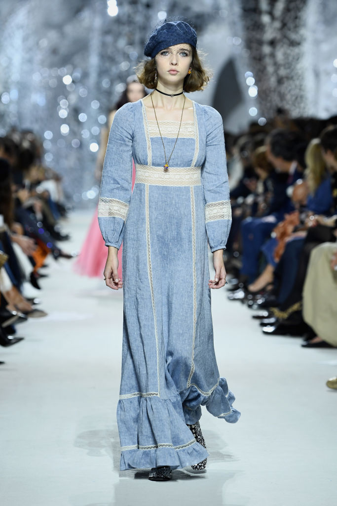 В музея „Роден“ в Париж бе представена пролетно-лятната колекция за 2018 година на модна къща Dior. На ревюто присъстваха редица модни икони - Наталия Водянова, Карли Клос, Бианка Брандолини Д"Ада, Емили Ратайковски, Ева Херцигова.