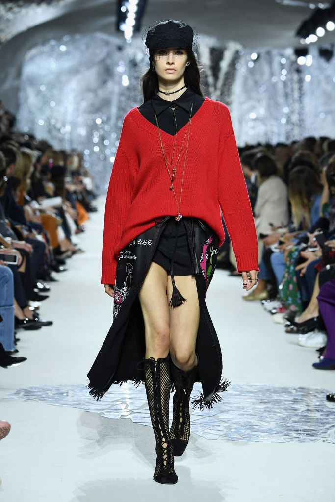 В музея „Роден“ в Париж бе представена пролетно-лятната колекция за 2018 година на модна къща Dior. На ревюто присъстваха редица модни икони - Наталия Водянова, Карли Клос, Бианка Брандолини Д"Ада, Емили Ратайковски, Ева Херцигова.