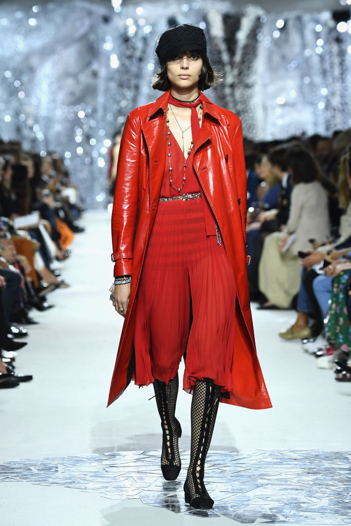 В музея „Роден“ в Париж бе представена пролетно-лятната колекция за 2018 година на модна къща Dior. На ревюто присъстваха редица модни икони - Наталия Водянова, Карли Клос, Бианка Брандолини Д"Ада, Емили Ратайковски, Ева Херцигова.