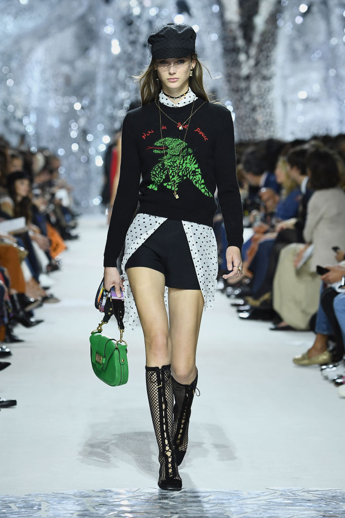 В музея „Роден“ в Париж бе представена пролетно-лятната колекция за 2018 година на модна къща Dior. На ревюто присъстваха редица модни икони - Наталия Водянова, Карли Клос, Бианка Брандолини Д"Ада, Емили Ратайковски, Ева Херцигова.