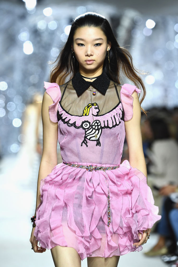 В музея „Роден“ в Париж бе представена пролетно-лятната колекция за 2018 година на модна къща Dior. На ревюто присъстваха редица модни икони - Наталия Водянова, Карли Клос, Бианка Брандолини Д"Ада, Емили Ратайковски, Ева Херцигова.