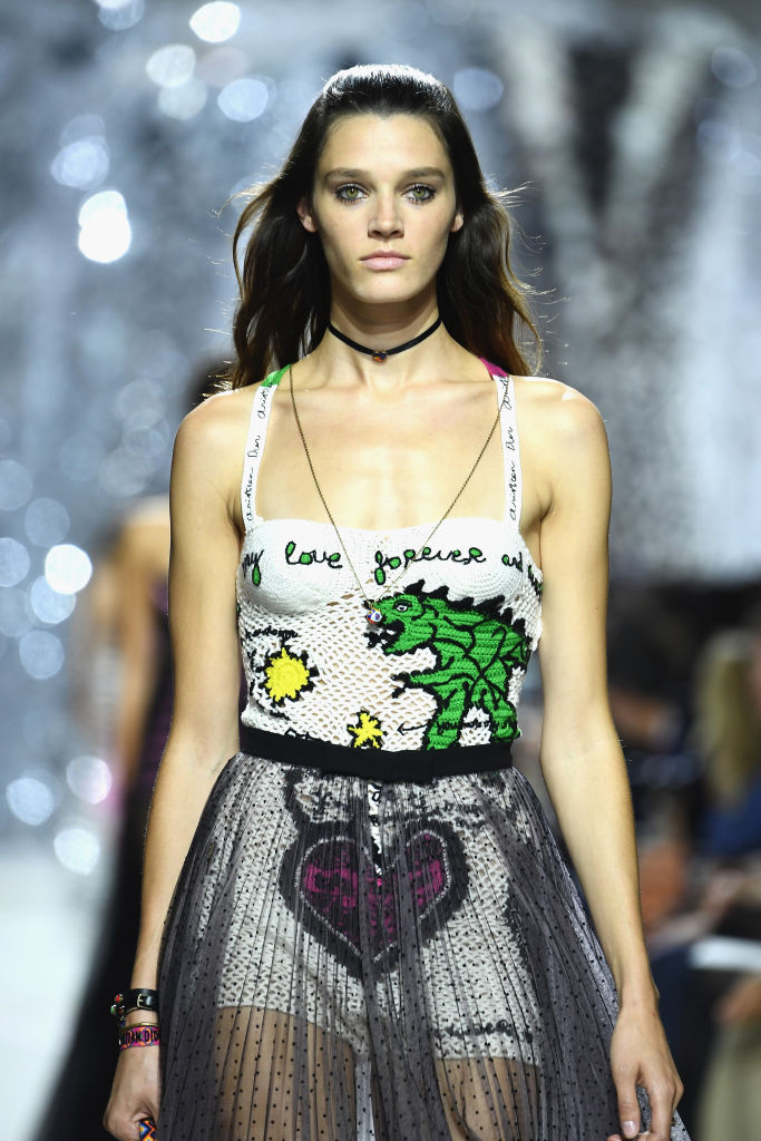 В музея „Роден“ в Париж бе представена пролетно-лятната колекция за 2018 година на модна къща Dior. На ревюто присъстваха редица модни икони - Наталия Водянова, Карли Клос, Бианка Брандолини Д"Ада, Емили Ратайковски, Ева Херцигова.