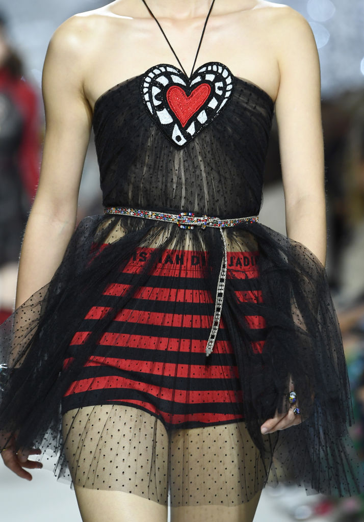 В музея „Роден“ в Париж бе представена пролетно-лятната колекция за 2018 година на модна къща Dior. На ревюто присъстваха редица модни икони - Наталия Водянова, Карли Клос, Бианка Брандолини Д"Ада, Емили Ратайковски, Ева Херцигова.