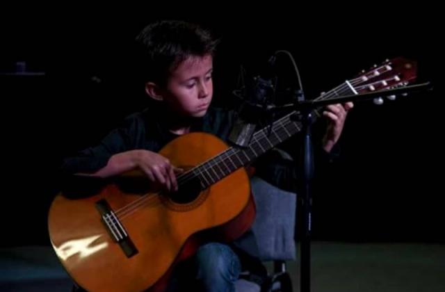 Малкият Стоян Забунов от класа по китара също ще покаже майсторство
