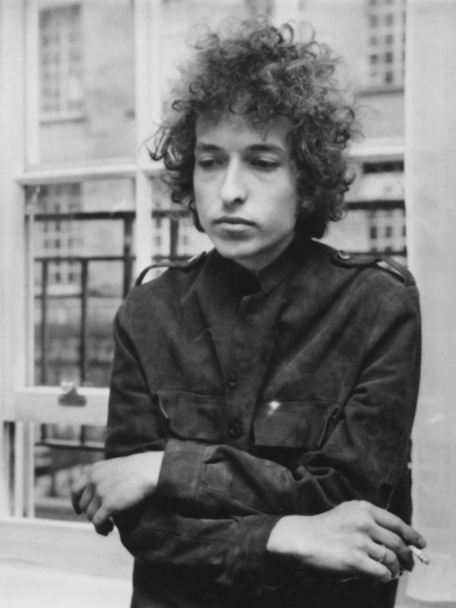 Боб Дилън, рождено име: Робърт Алън Цимерман<br />
Вдъхновен от поета Дилън Томас, малко след като се качва на сцена Цимерман приема артистичния псевдоним Боб Дилън.<br />
„Някои хора са родени с грешни имена, грешни родители. Случва се“, казва той през 2004 г. в интервю за Си Би Си.