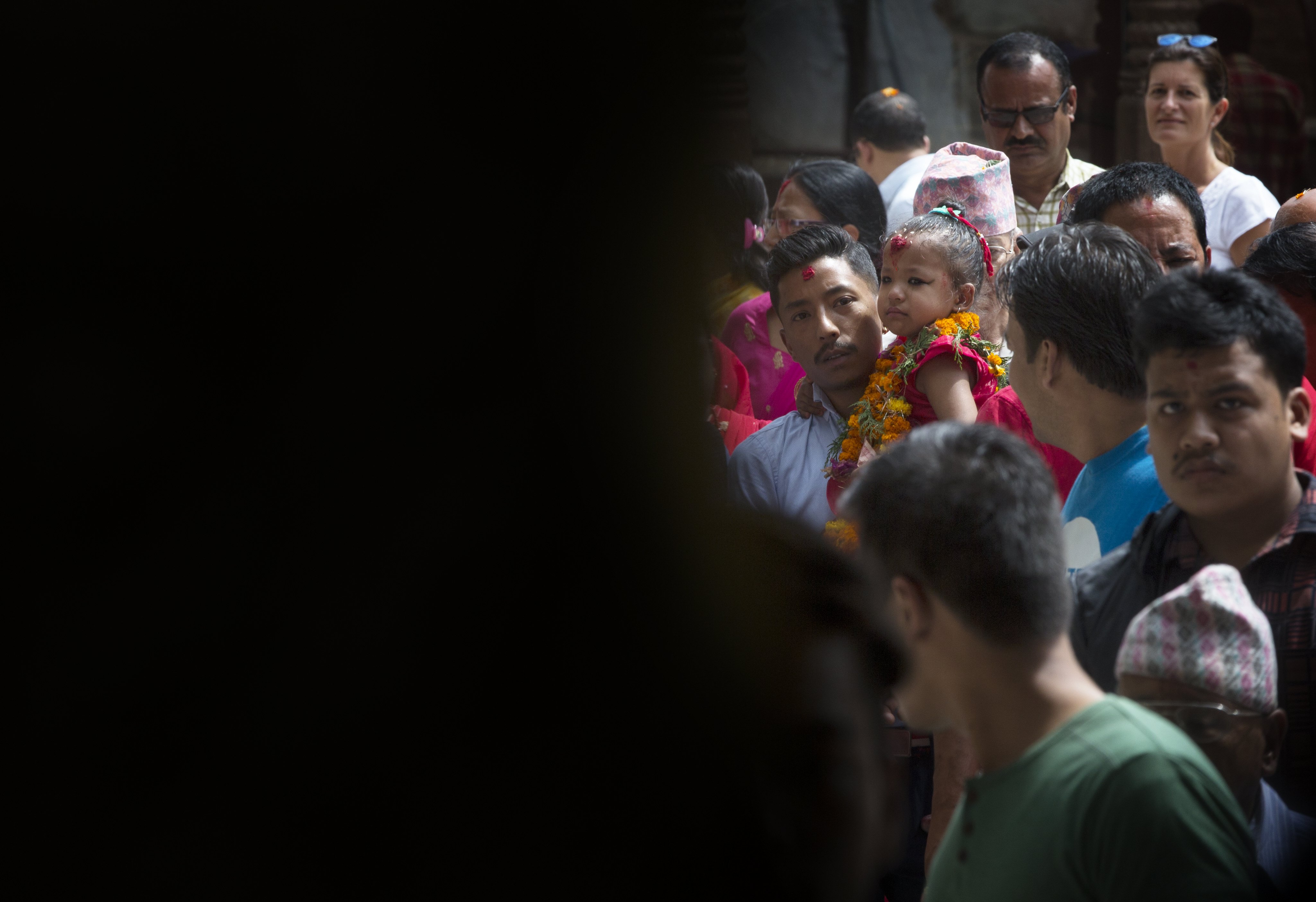 Тригодишната Тришна Шакия стана новата жива богиня на Непал и ще бъде почитана както от индуистите, така и от будистите, предаде Асошиейтед прес. Новата жива богиня беше отнесена с религиозна церемония до храма-дворец в сърцето на непалската столица, където ще живее до пубертета си. Стотици хора се струпаха, за да видят момичето, облечено в червена рокля и нагиздено с гирлянди от цветя.