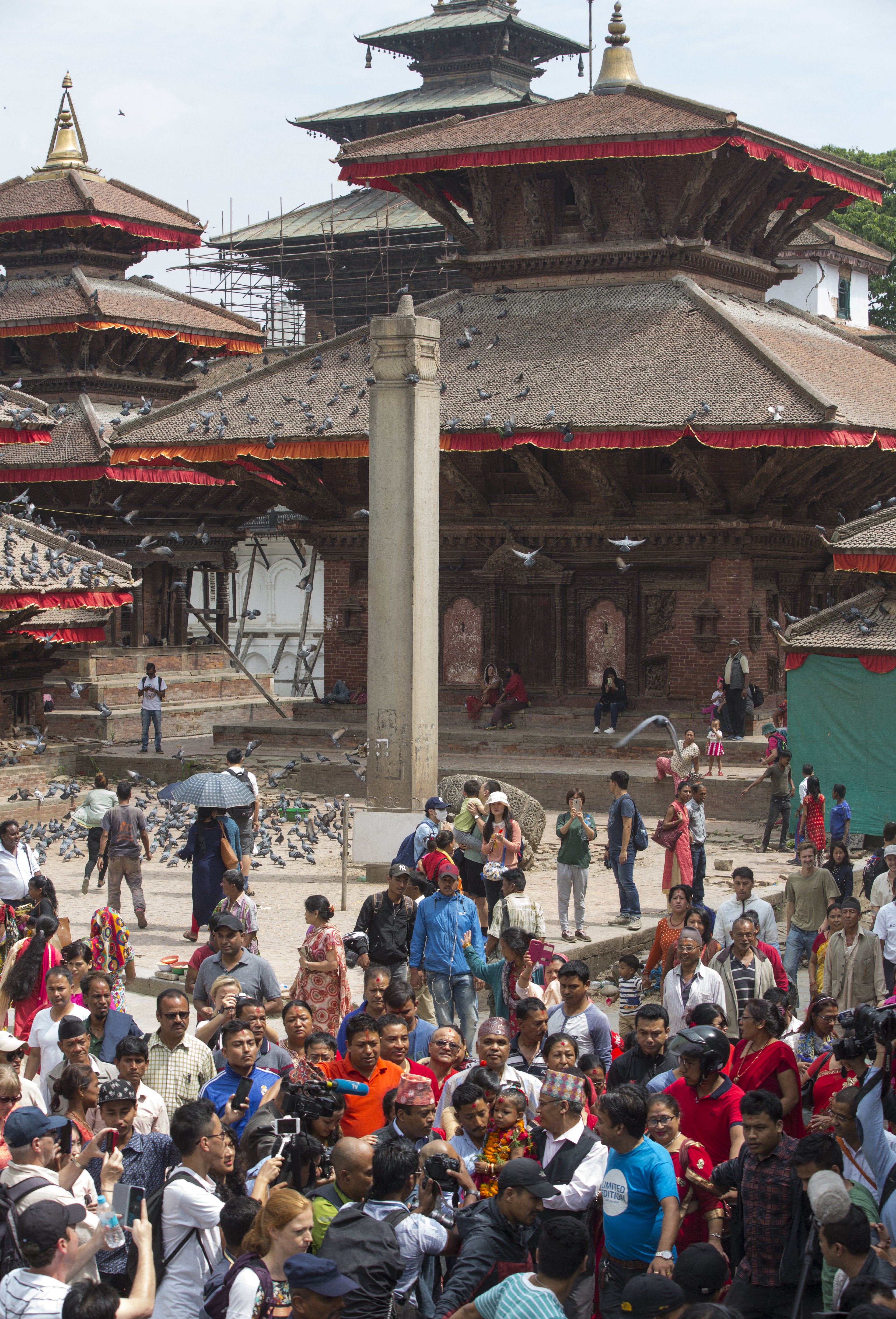 Тригодишната Тришна Шакия стана новата жива богиня на Непал и ще бъде почитана както от индуистите, така и от будистите, предаде Асошиейтед прес. Новата жива богиня беше отнесена с религиозна церемония до храма-дворец в сърцето на непалската столица, където ще живее до пубертета си. Стотици хора се струпаха, за да видят момичето, облечено в червена рокля и нагиздено с гирлянди от цветя.