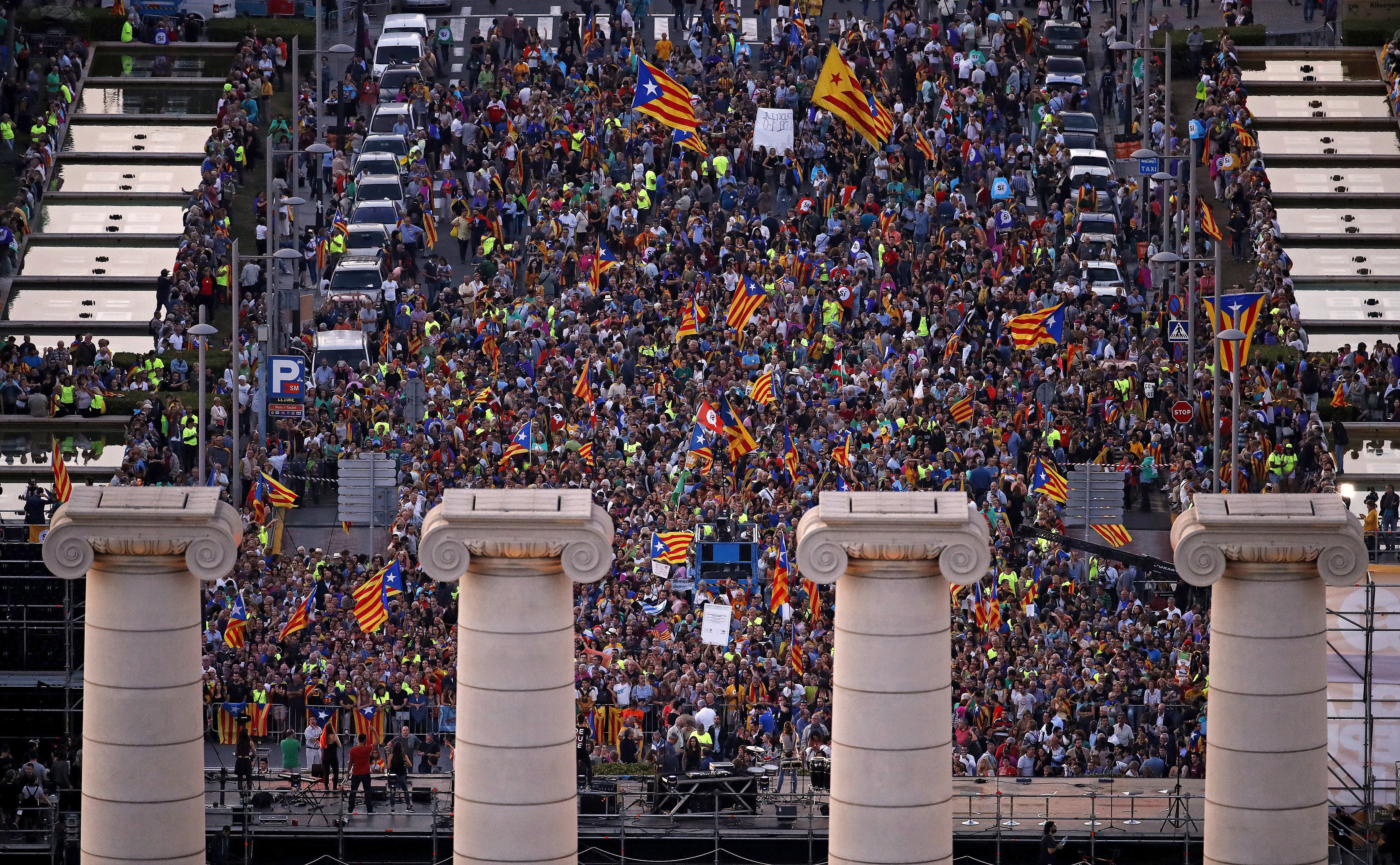 От съдебни битки до шумни улични демонстрации - борбата за провеждането на референдум за независимост в Каталуния е безмилостно жестока. Кулминацията трябва да е в неделя, за когато е насрочено допитването, въпреки опитите на правителството да осуети гласуването.