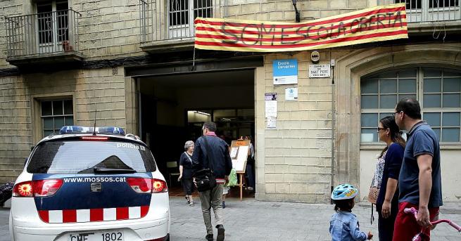 Испанската полиция съобщи, че 1300 от общо 2315-те училища, в