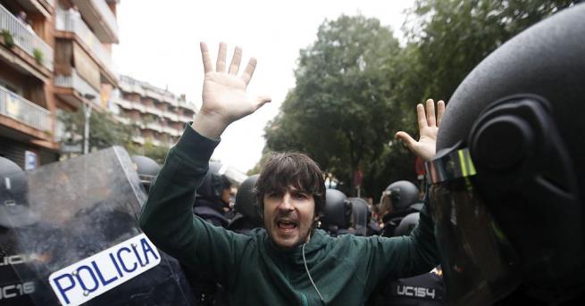 Испански полицаи нахлуха в изборна секцияq където се смяташе че