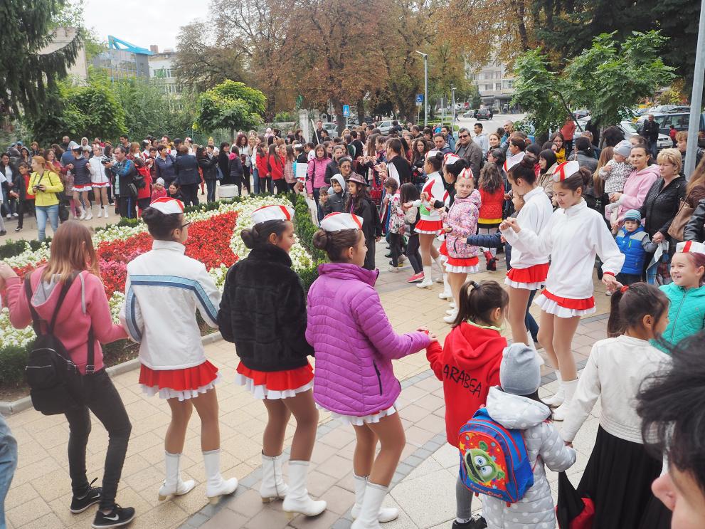 Мажоретки, балерини, художници и певци се хванаха на хорото за откриване на учебната година в ЦРД