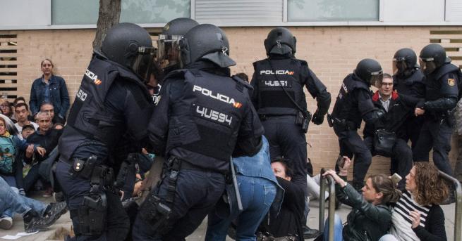 Най-малко 38 души пострадаха при полицейската акция в Каталуния, съобщиха
