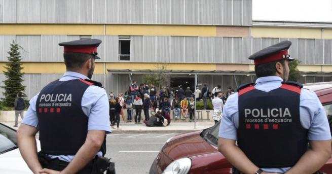 Най-малко 11 полицаи са пострадали в Каталуния при опити да