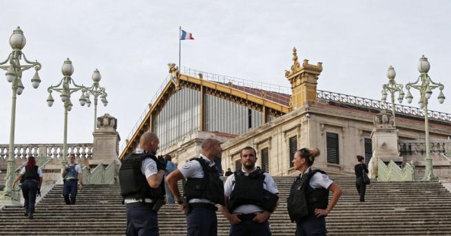 Френският външен министър Жерар Колон каза че властите не изключват